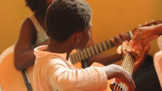 İzmir Karabağlar’da Müzik Eğitimi: Gitar, Bağlama ve Piyano Kursları